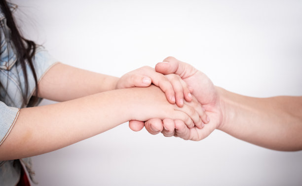 小女孩的手牵着爸爸的手，充满了爱和关怀图片下载