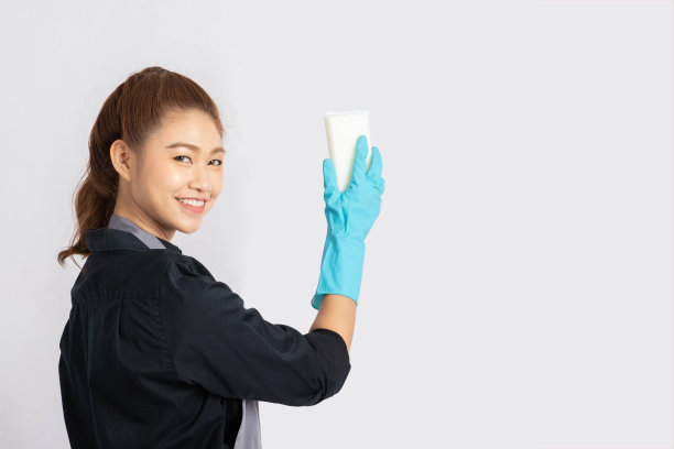 美丽迷人的亚洲女佣微笑着，拿着海绵为清洁感觉如此幸福和自信，孤立在灰色背景下，女佣清洁服务理念图片下载