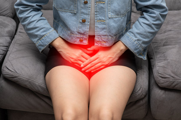 女性有膀胱或尿路疼痛，坐在床上在卧室醒来后感觉如此疾病，保健理念图片下载