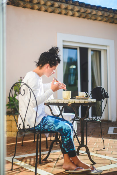 在露台上喝咖啡的惬意清晨仪式图片下载
