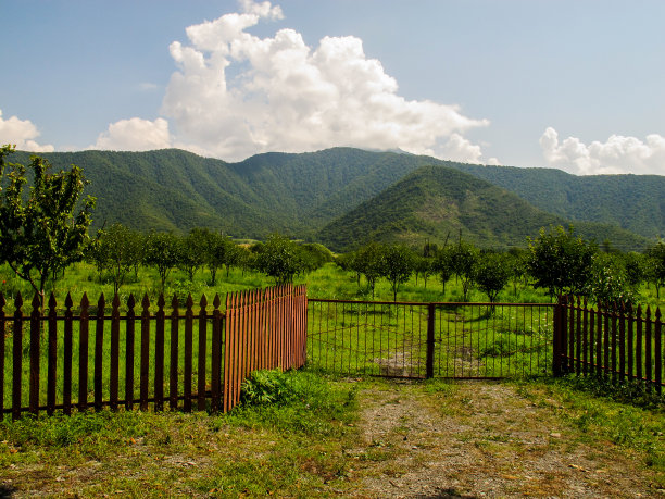 大门通向花园和山脉。图片下载