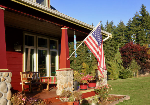 装饰乡间门廊的美国国旗图片下载