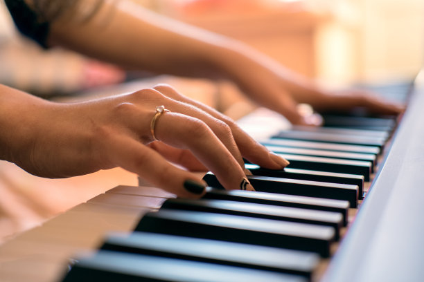 女人的手在弹钢琴图片下载