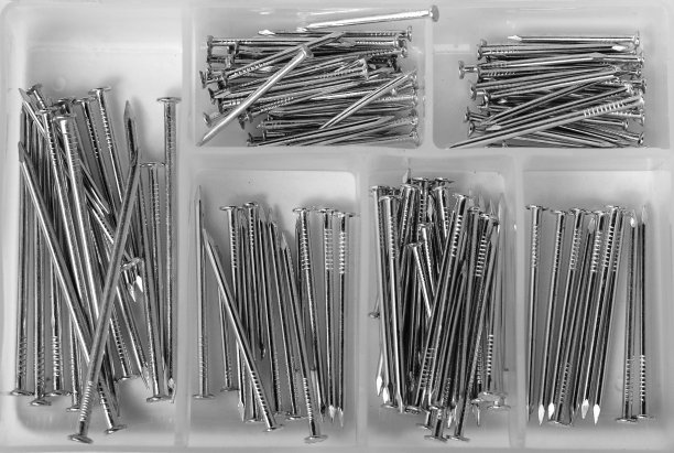 近距离观察钉子盒里的一堆钉子图片下载