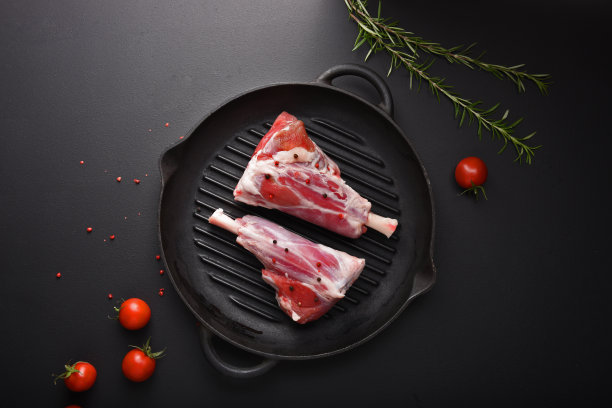 西冷牛排，黑平底锅图片下载