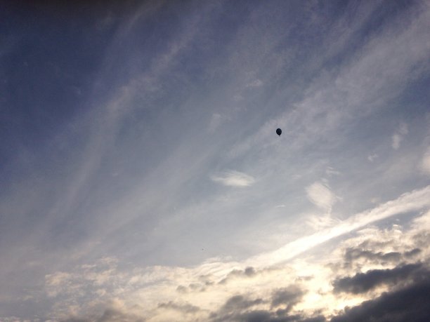 一个孤独的热气球在自由气球节的高空图片下载