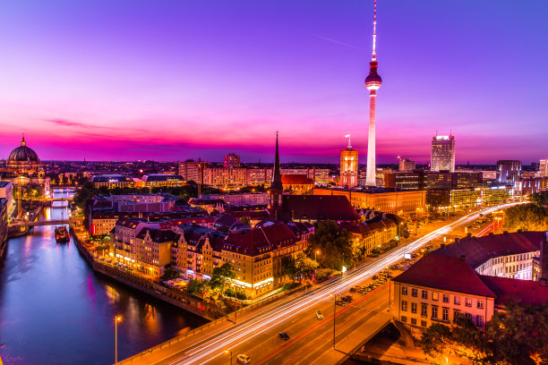 全景鸟瞰图柏林天际线和施普雷河在美丽的傍晚与彩色的天空，柏林，德国素材图片