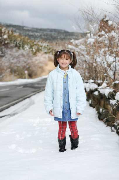 美丽的孩子混合种族日本和巴西微笑旁边的一条路。图片下载