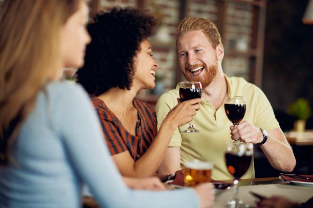 朋友们举杯。图片下载