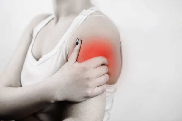 肩膀疼，女孩肩膀疼，特写，黑白照片，肩膀上突出红色图片下载