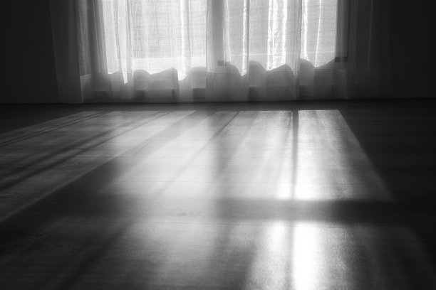 光线透过窗帘照射进来，把窗帘收起来图片下载