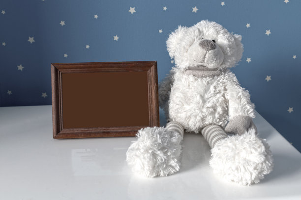 婴儿室里有相框的泰迪熊图片下载