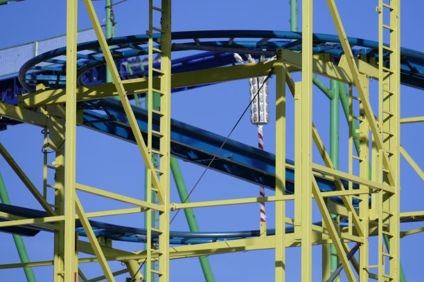 蓝天下的小桥俯视图图片下载