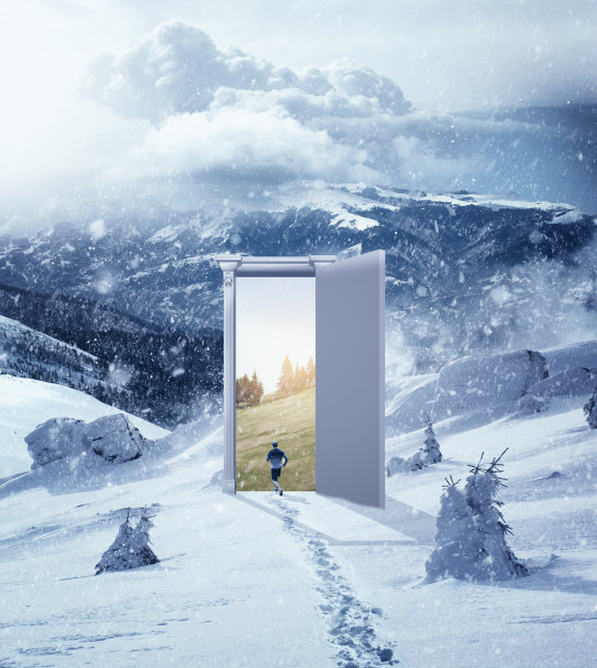 一个人跑过一扇门，来到山中一个温暖的地方。季节变化的概念。图片下载