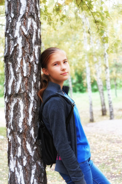 浪漫的心情在一个十几岁的女孩在秋天的白桦林。软焦点图片图片下载