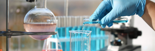 一个男化学家拿着一个玻璃试管图片下载