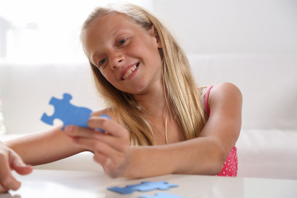 玩拼图游戏的女孩图片下载