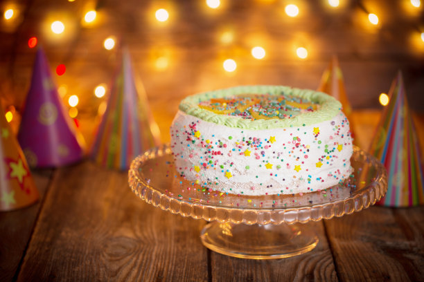 蛋糕上的玻璃蛋糕盘上的木制背景与节日装饰图片下载