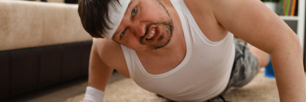 一个年轻英俊，体重超标的男人图片下载