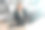 一个在办公室电脑前工作的年轻女孩。图片下载