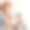 一个蹒跚学步的小男孩在玩电子狗。图片下载