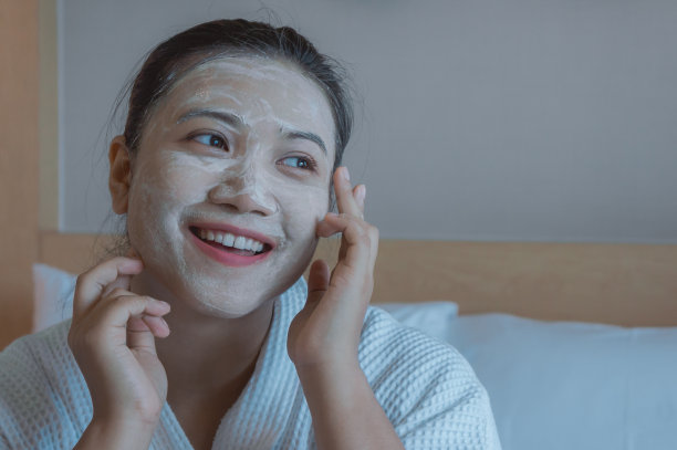 女孩快乐时光的面膜垫，自己的美容技巧按摩水疗图片下载