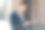 这张照片拍摄的是身着优雅西装的成功男白领，手持现代数码平板电脑，更新网站财经新闻。快乐的交易者与现代电子设备图片下载