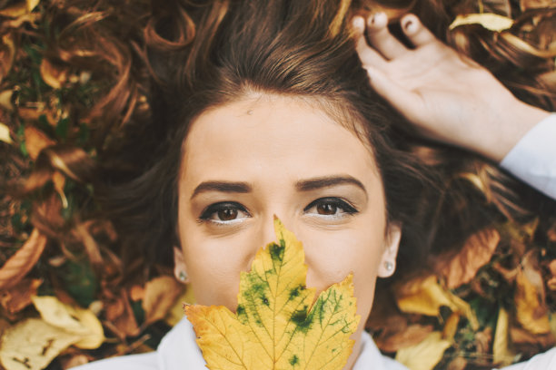 漂亮的女人在户外图片下载