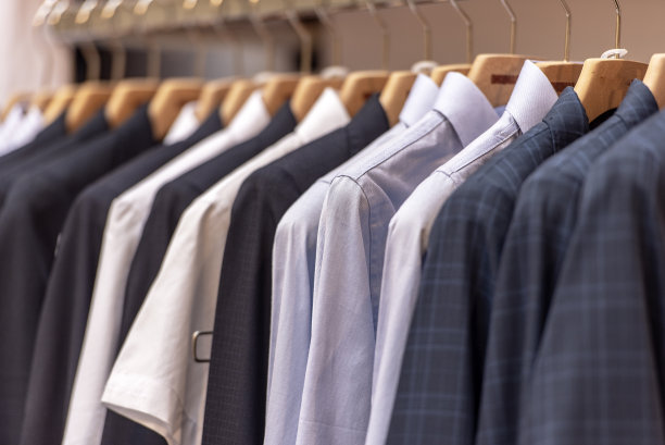 商店里一排衬衫图片下载