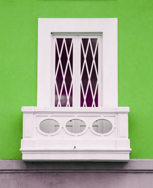 关闭一间房子的窗户。图片下载