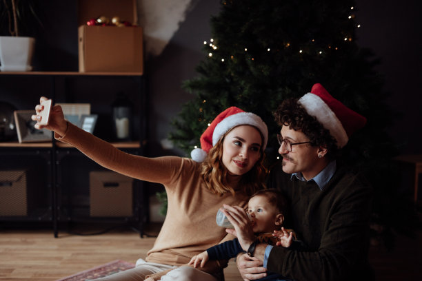 圣诞树前的全家福自拍图片下载