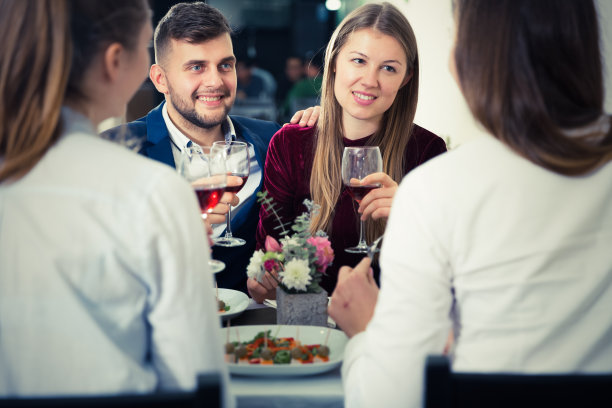 绅士与优雅的女士在豪华餐厅用餐图片下载