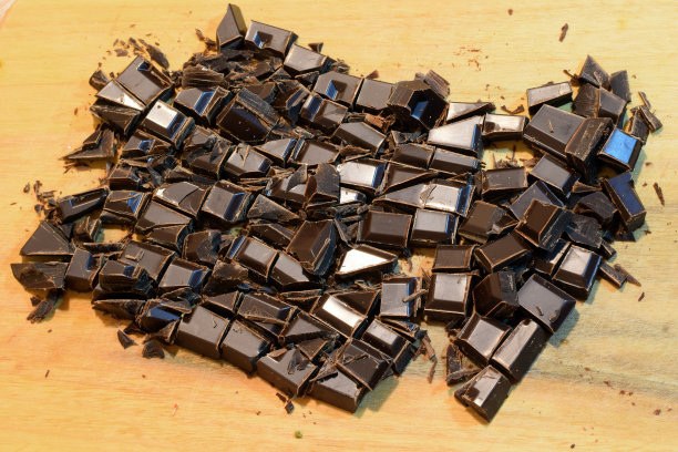 在木板上剁碎的巧克力图片下载