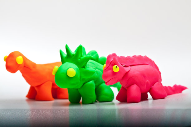 和鱼、花、核桃、西瓜、鳄鱼和恐龙一起玩。图片下载