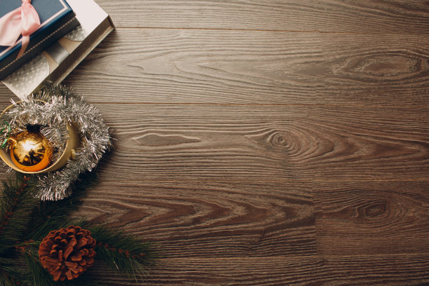 圣诞组成。圣诞装饰礼物，针织毯子，松果，杉木树枝上的棕色背景。平铺，俯视图，拷贝空间。图片下载