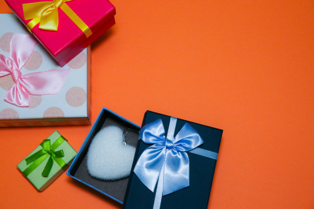 黑色星期五概念照片。橙色背景。生日聚会的礼物盒。销售和折扣。圣诞购物的想法。特别优惠价。副本的空间。图片下载