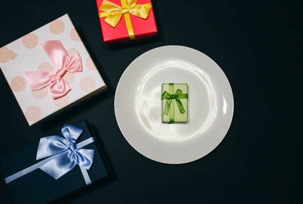 黑色星期五概念照片。生日聚会的礼物盒。销售和折扣。圣诞购物的想法。特别优惠价。图片下载