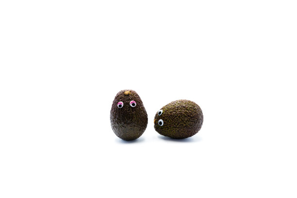 浪漫的牛油果配上一对瞪大眼睛的男人和女人，有趣的创意食物概念项目图片下载