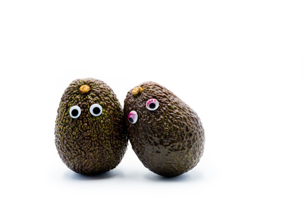浪漫的牛油果配上一对瞪大眼睛的男人和女人，有趣的创意食物概念项目图片下载