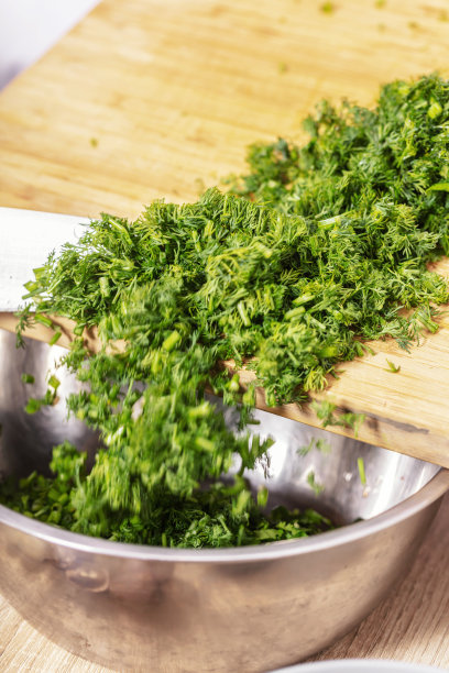 切碎的莳萝倒进碗里图片下载