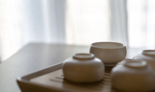 茶杯放在窗户旁边的桌子上图片下载