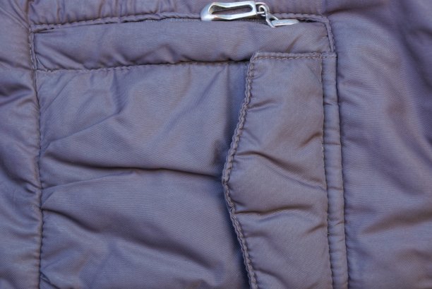 合成纤维服装上带有闭口袋的棕色织物纹理图片下载