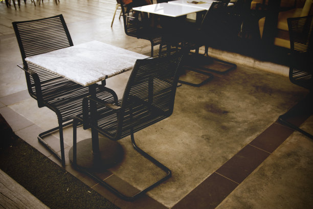 关闭咖啡店的咖啡桌图片下载