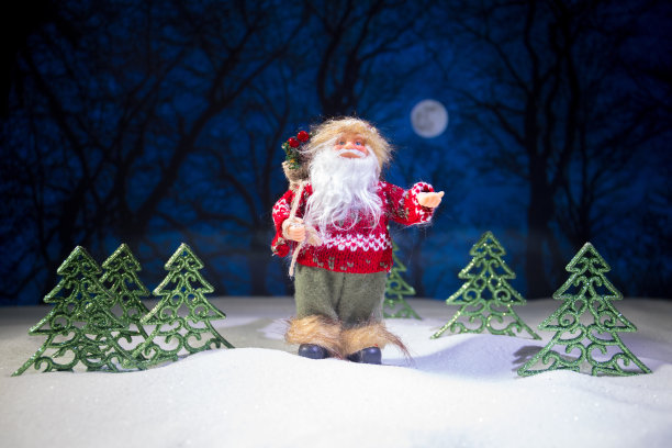 节日的背景。雪人装扮成圣诞老人与圣诞球在灯光背景照片有一个空的空间为您的文字图片下载
