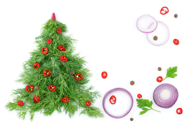 圣诞树的莳萝，装饰与辣椒，特写蔬菜在一个白色的背景。健康的食物和营养。关于健康生活方式的新年决定图片下载