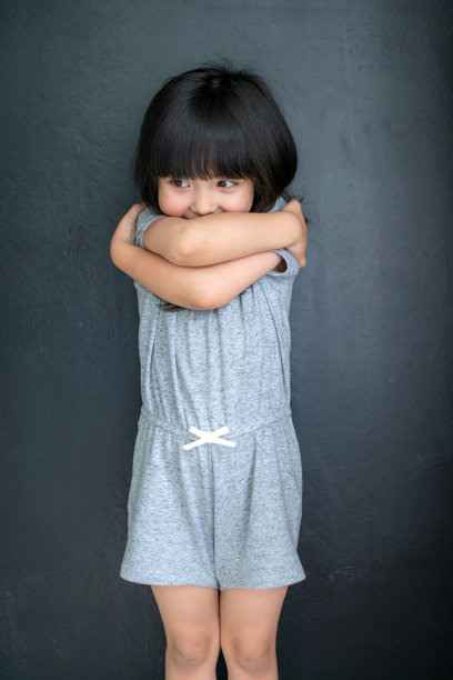 幸福黑头发亚洲大眼睛女孩肖像照片拍摄与休闲服装与有趣的黑色屏幕背景图片下载