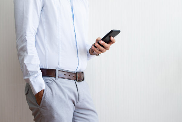 商人持有和使用智能手机的特写图片下载