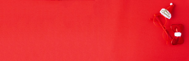 创意平面躺古董钟在红色办公室桌子上顶视图背景概念闹钟在红色纸颜色与复制空间在最小风格，空模板为文本，休息工作在中午午餐，返回学校。图片下载