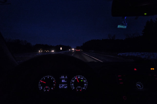 夜间时间冬季高速公路汽车观点公路旅行图片下载