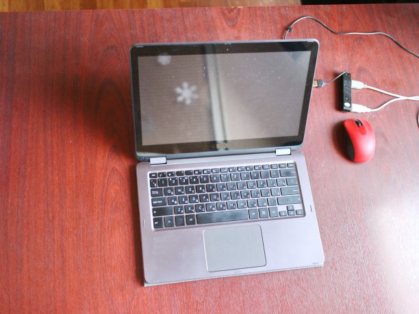 黑暗的办公桌上放着笔记本电脑图片下载